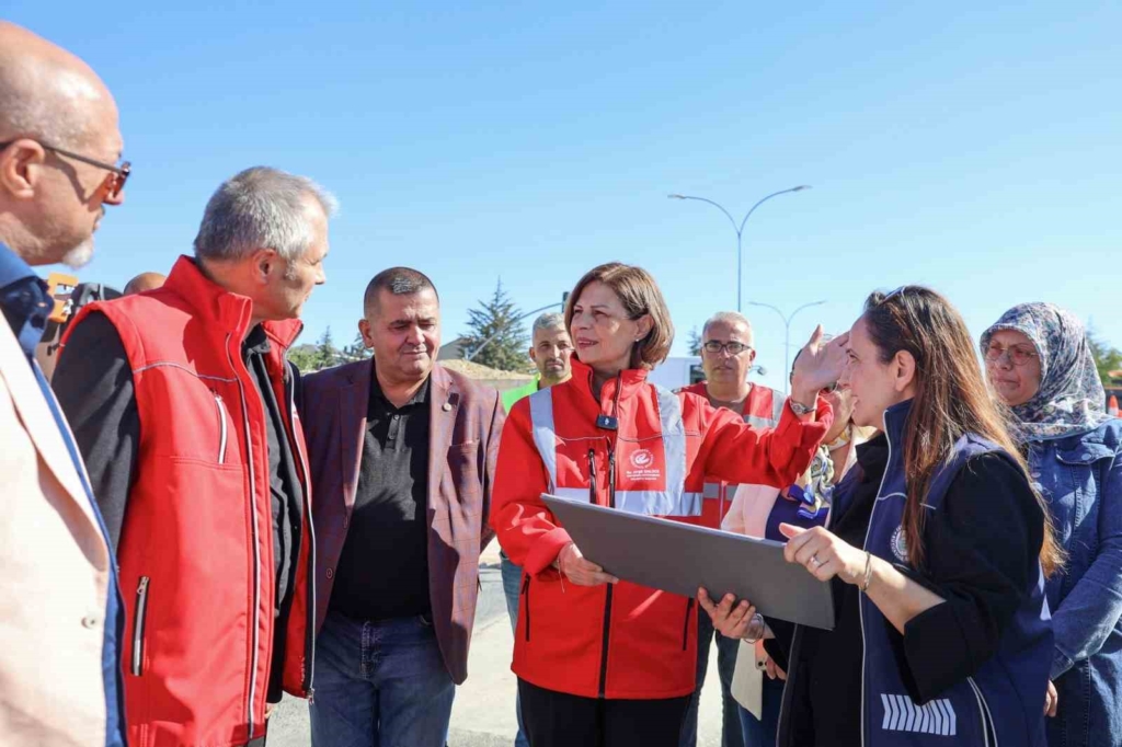 Başkan Ünlüce, 100. Yıl Bulvarı’ndaki çalışmaları yerinde inceledi
