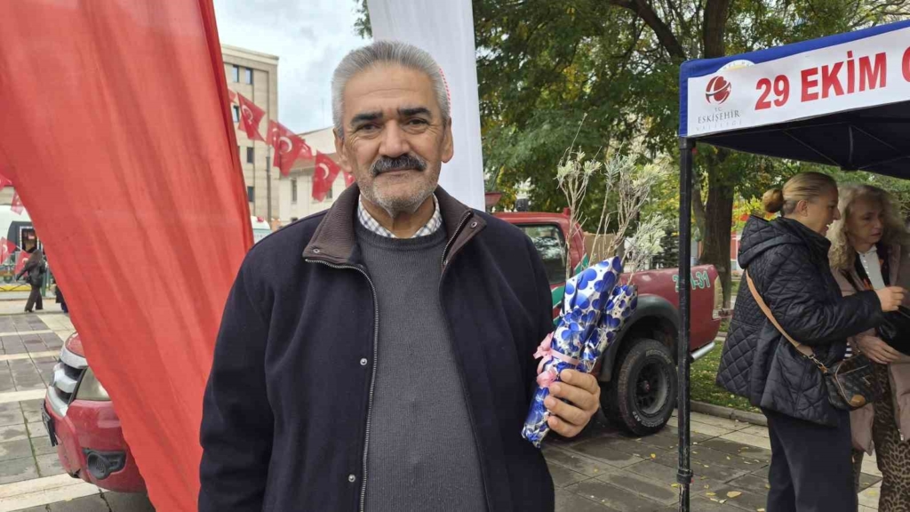 Eskişehir’de Cumhuriyet’in 103’üncü yılına özel bin 103 lavanta fidanı dağıtıldı