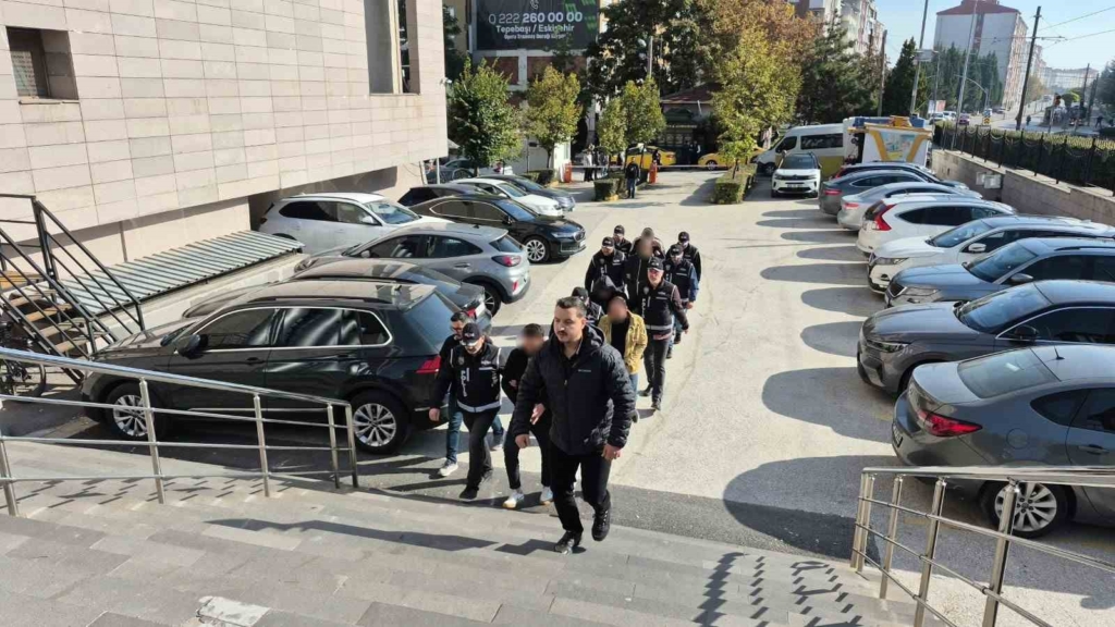 Eskişehir merkezli 3 ilde 60 milyon TL’lik tefeci operasyonu: 5 gözaltı