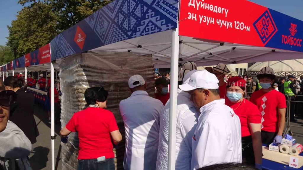 Kırgızistan’da 120 metrelik sucuk hazırlandı