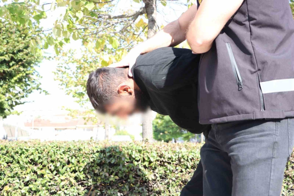Eskişehir’de zorla tespih satıp para alan şüpheli Ankara’da yakalanarak adliyeye sevk edildi