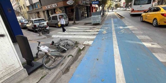 Eskişehir’de bisiklet yolundaki çarpışma kamerada: Bisikletli hastaneye kaldırıldı