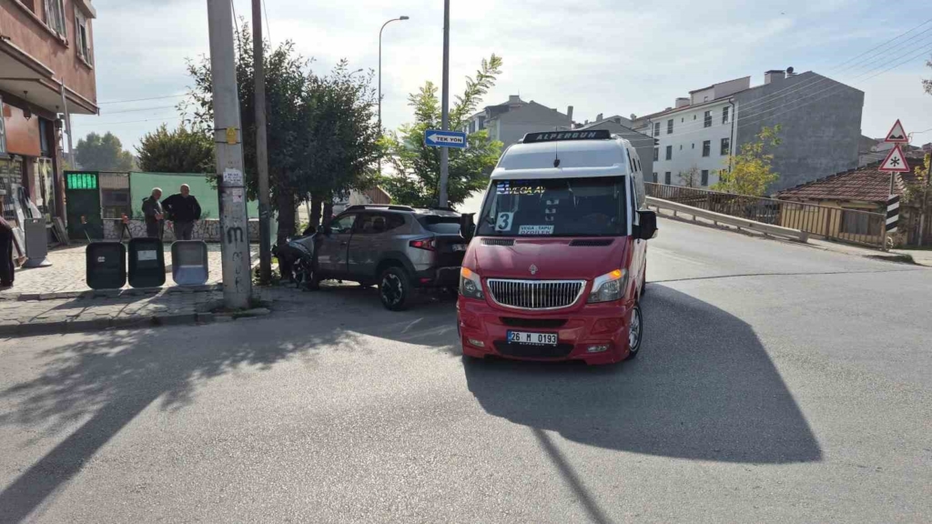 Kontrolden çıkan otomobil ağaca çarparak durabildi