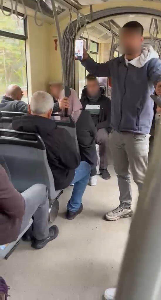 Yalan söyleyerek tramvayda para toplayan dilenciye zabıta engeli