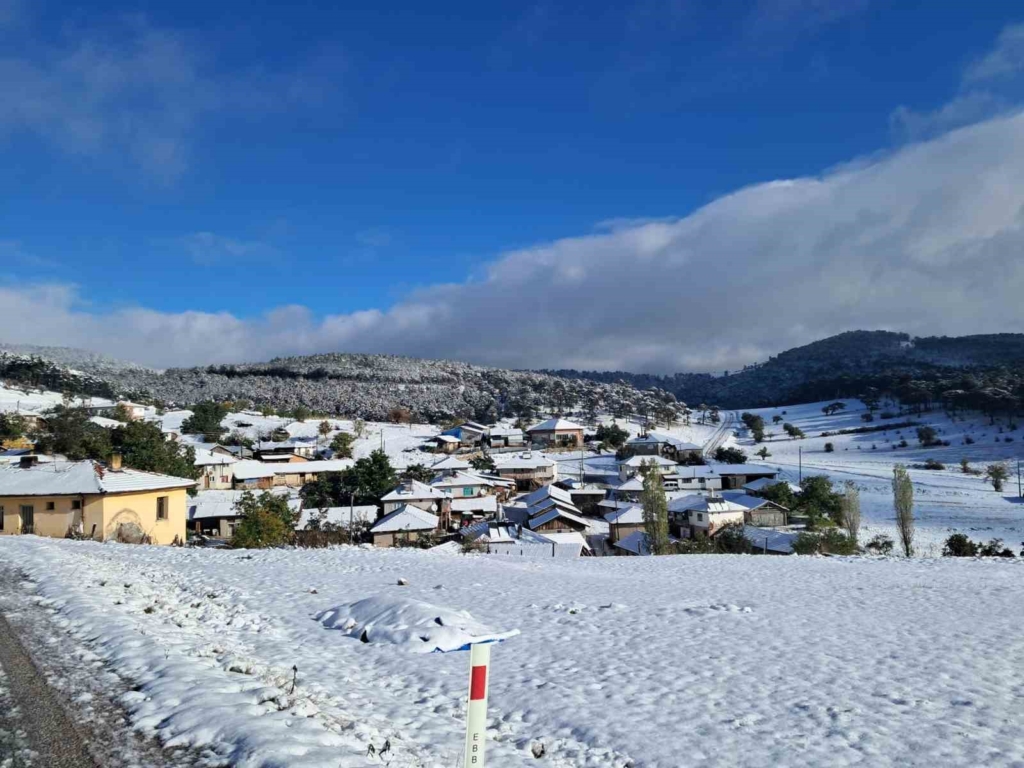 Eskişehir’in yüksek kesimlerine kar yağdı