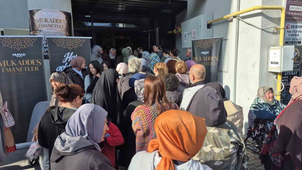 Mukaddes emanetleri görebilmek için metrelerce kuyruk oluşturdular