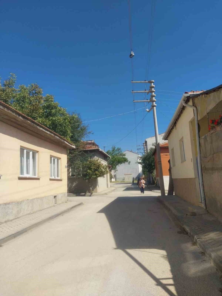 Yıllardır elektrik telinde duran bir çift botun sırrı çözülemiyor