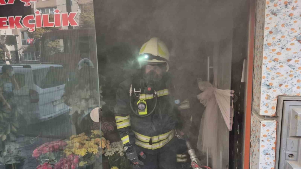 Dükkanında yangın çıkan kadın gözyaşları içinde kaldı: "Bütün mallarım gitti, dükkanım gitti"