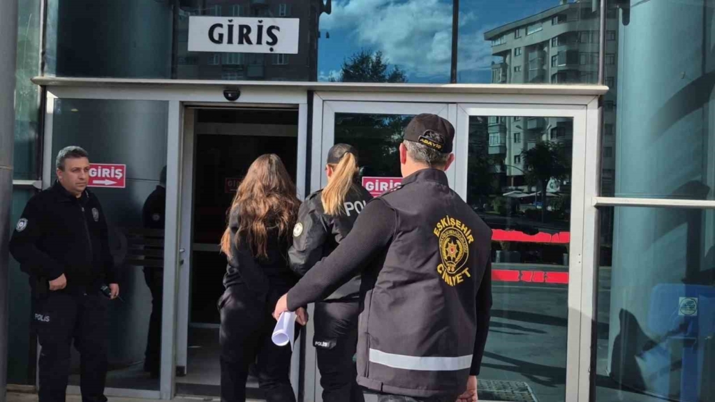 Evinde misafiri olan şahsın bıçakla ölümüne ilişkin gözaltına alınan kadın adliyeye sevk edildi