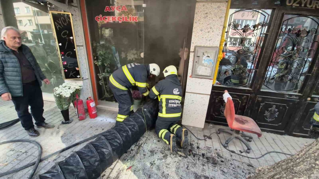 Dükkanında yangın çıkan kadın gözyaşları içinde kaldı: "Bütün mallarım gitti, dükkanım gitti"