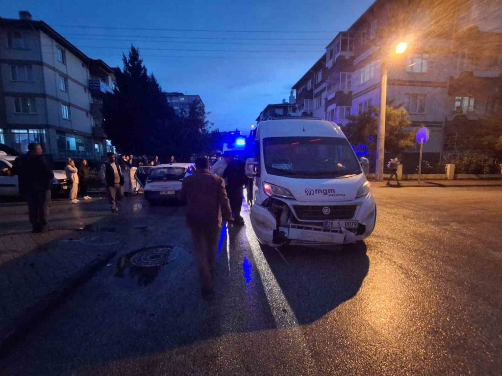 Eskişehir’de servis ile otomobil çarpıştı