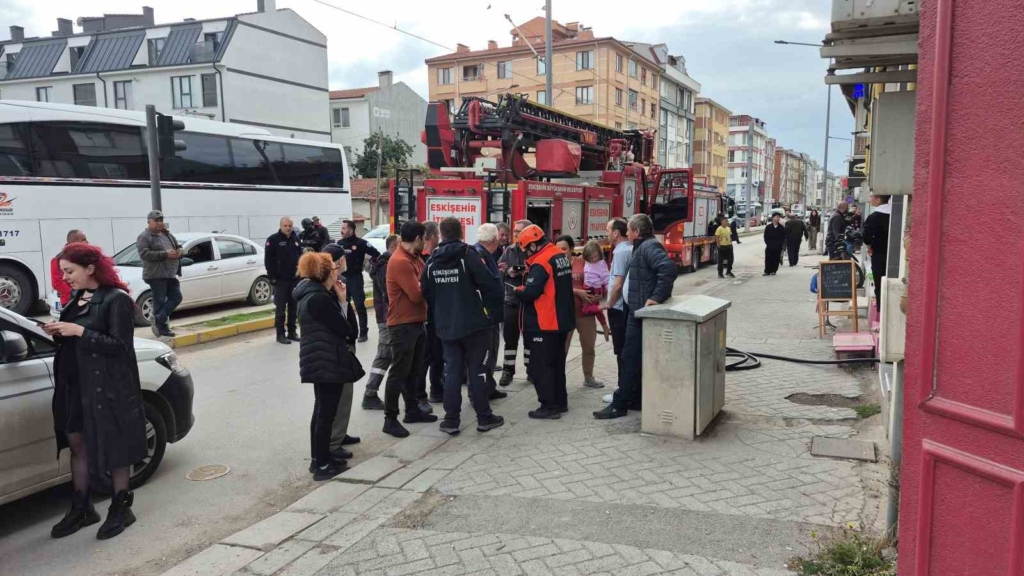 Mutfak aspiratörü kaynaklı yangında daire küle döndü