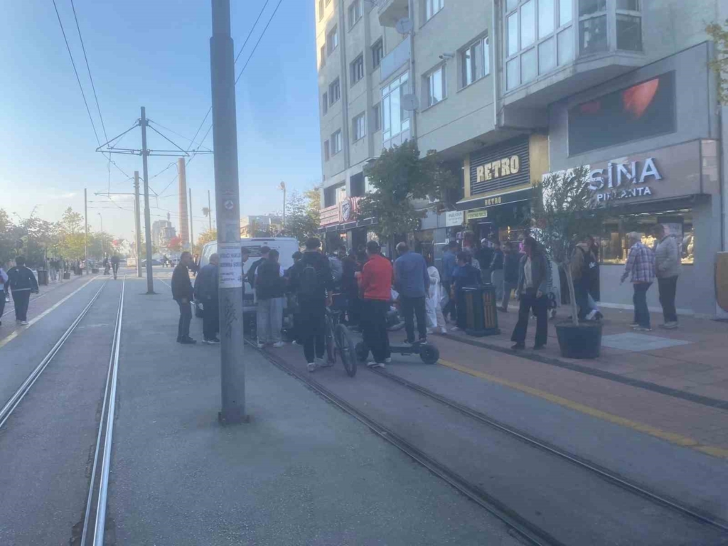 Eskişehir’de scooter ile araç çarpıştı: Çevredeki vatandaşlar yardıma koştu