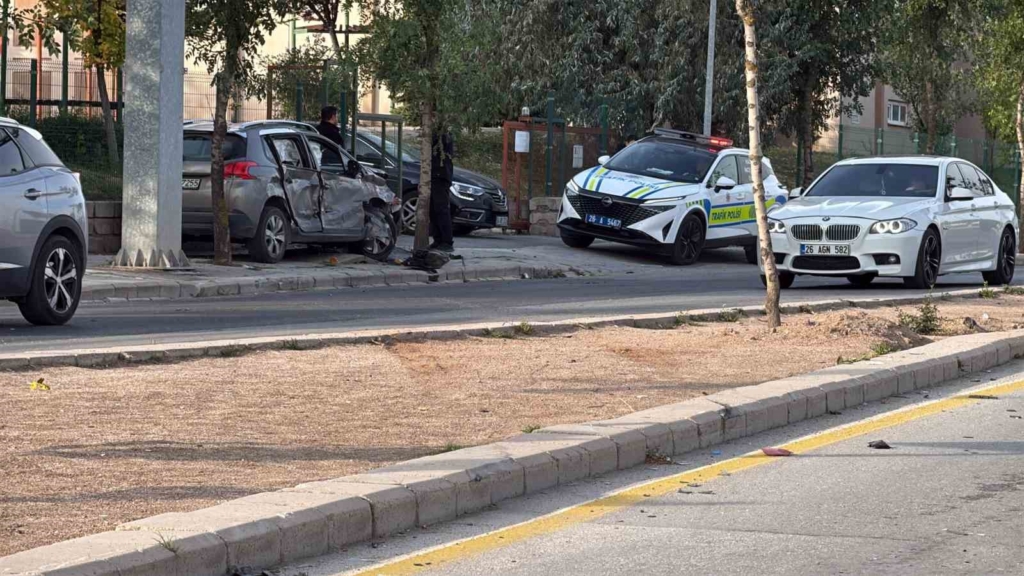 Alkollü sürücünün karıştığı kazada ters yöne giren SUV araç hurdaya döndü, 1 kişi yaralandı