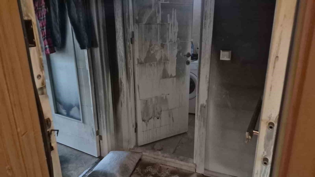 Mutfak aspiratörü kaynaklı yangında daire küle döndü