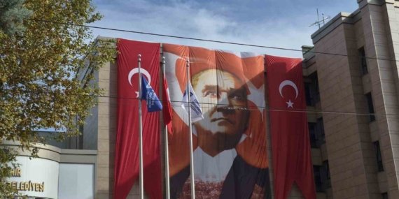 Eskişehir’de binalar 29 Ekim öncesi dev Türk bayraklarıyla donatıldı