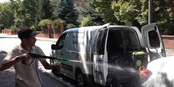 Eskişehir’de mobil araç yıkama dönemi: Temizlik sürücülerin ayağına geliyor