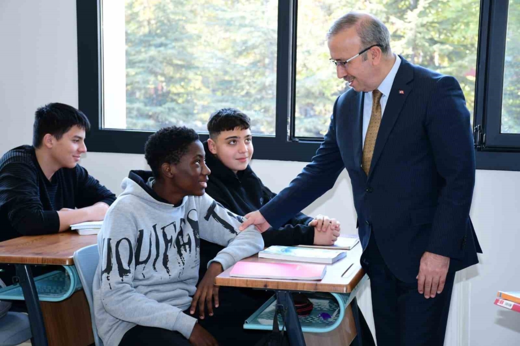 İl Millî Eğitim Müdürü Sinan Aydın, Firuz Kanatlı Mesleki ve Teknik Anadolu Lisesi’ni ziyaret etti