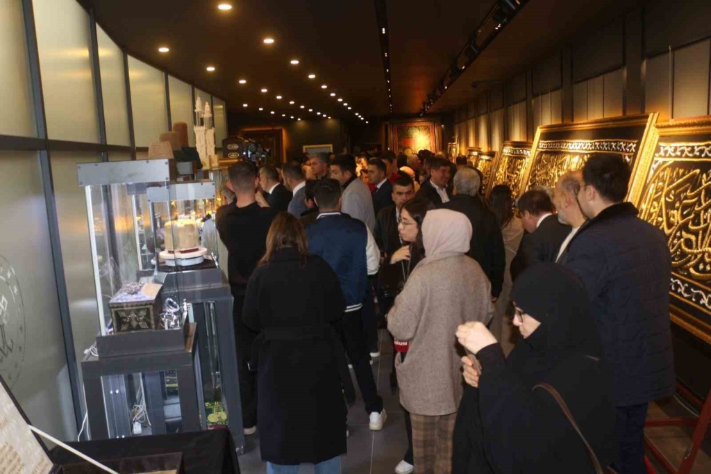 Eskişehirli gençler Mukaddes Emanetler Sergisi’ni ziyaret etti