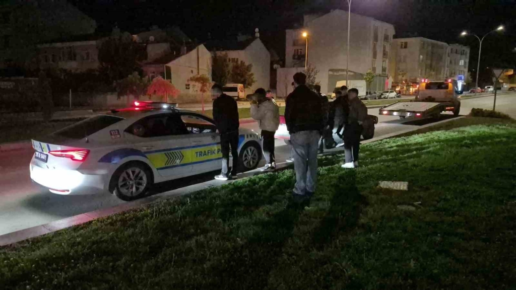 200 bin TL ceza yiyen sürücünün arkadaşları araç önünde plaka ile kameralara poz verdi