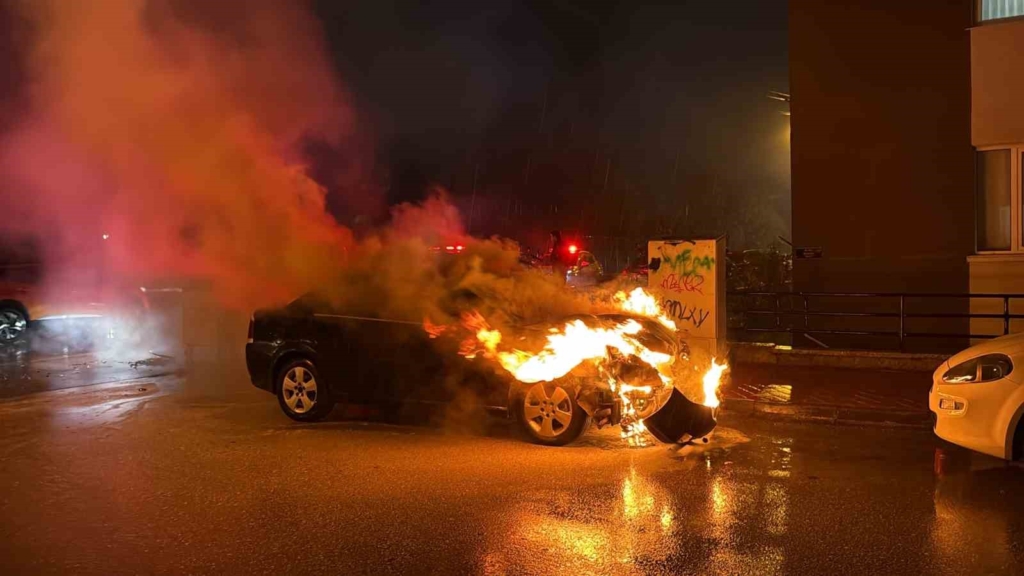 Kaza sonrası 2.27 promil alkollü sürücü yanan aracını sigara içerek izledi