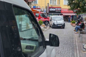 Ara sokakta duraklayan araçlar itfaiyeye engel oldu