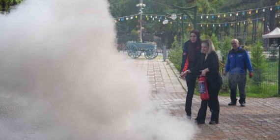Bolvadin’de çocuklara deprem ve yangın tatbikatı yapıldı
