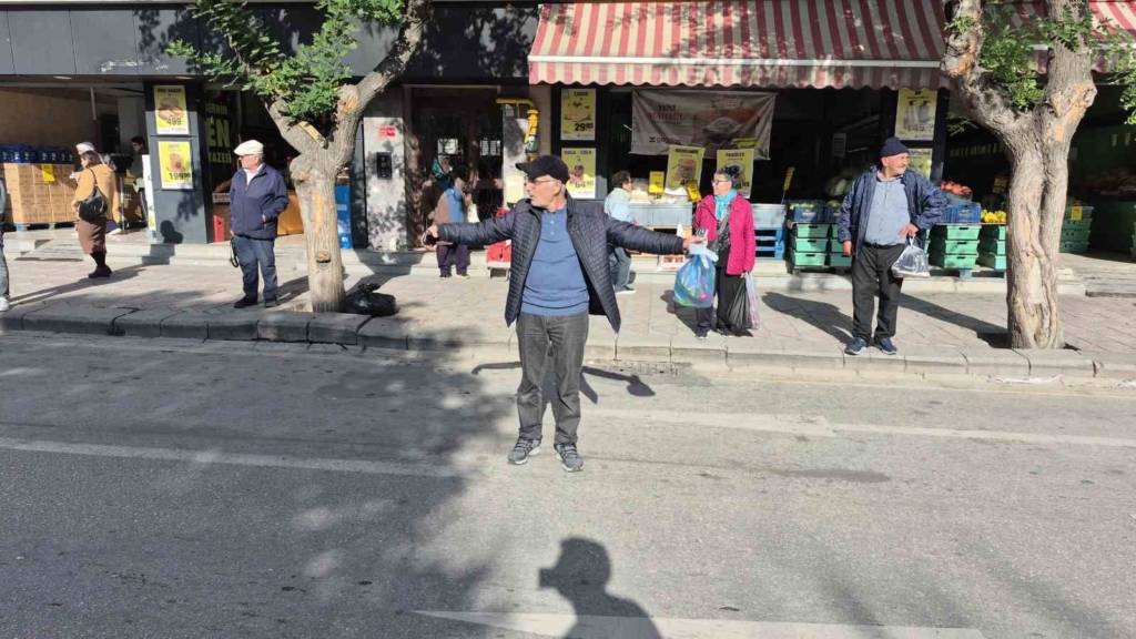 Yaşlı kadına çarpan gencin panik anları