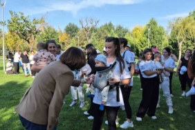 Parktan çıkarılan anneleri Ayşe Ünlüce ağırladı