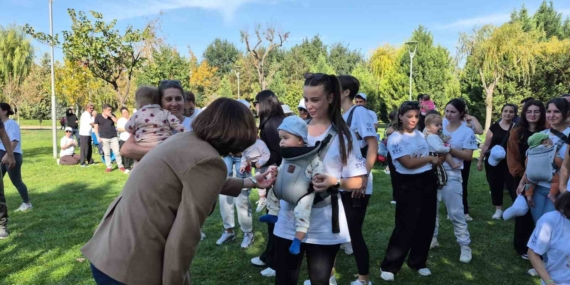 Parktan çıkarılan anneleri Ayşe Ünlüce ağırladı