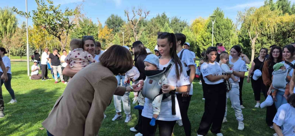 Parktan çıkarılan anneleri Ayşe Ünlüce ağırladı