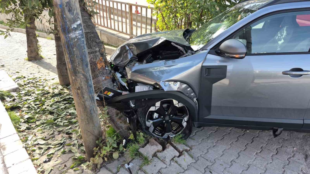 Kontrolden çıkan otomobil ağaca çarparak durabildi