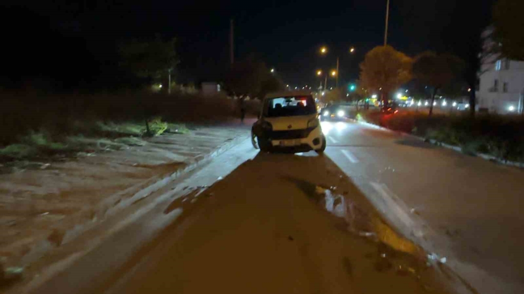 Eskişehir’de hafif ticari araç ile otomobil çarpıştı