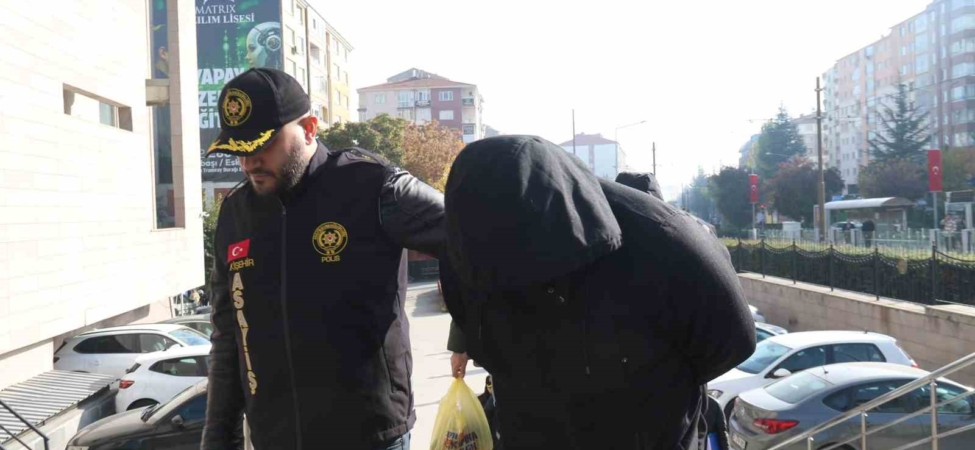 Eskişehir merkezli 5 ildeki fuhuş operasyonunda yakalanan 17 şüpheli adliyeye sevk edildi