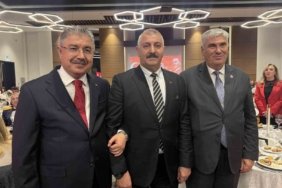 Tören alanında tepki gösteren şehit babası ile Vali Yılmaz resepsiyonda bir araya geldi