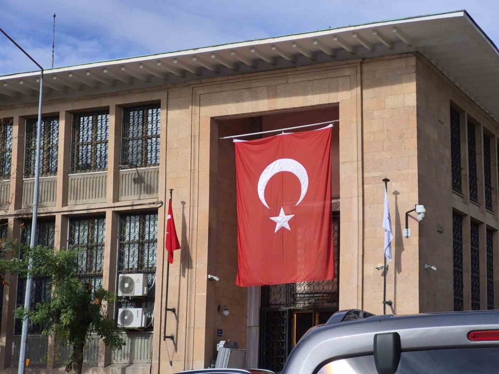 29 Ekim öncesi binalar dev Türk bayraklarıyla donatıldı