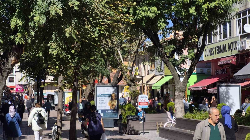 Eskişehir’de güneş yüzünü gösterdi, çarşıda adım atacak yer kalmadı