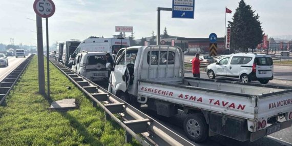 Eskişehir çevreyolunda pikabın çarptığı araçta 4’ü çocuk 7 kişi yaralandı
