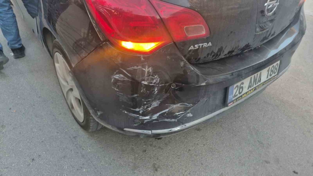 Eskişehir’de otomobile arkadan çarpan motosikletin sürücüsü yaralandı