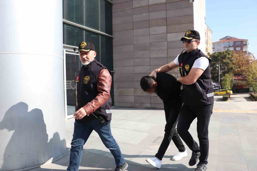 Eskişehir’de zorla tespih satıp para alan şüpheli Ankara’da yakalanarak adliyeye sevk edildi