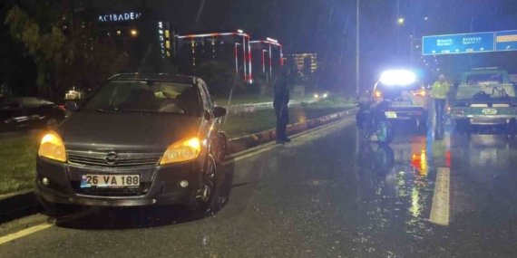 Eskişehir’de kaygan yolda otomobil ile motosiklet çarpıştı: 1 yaralı