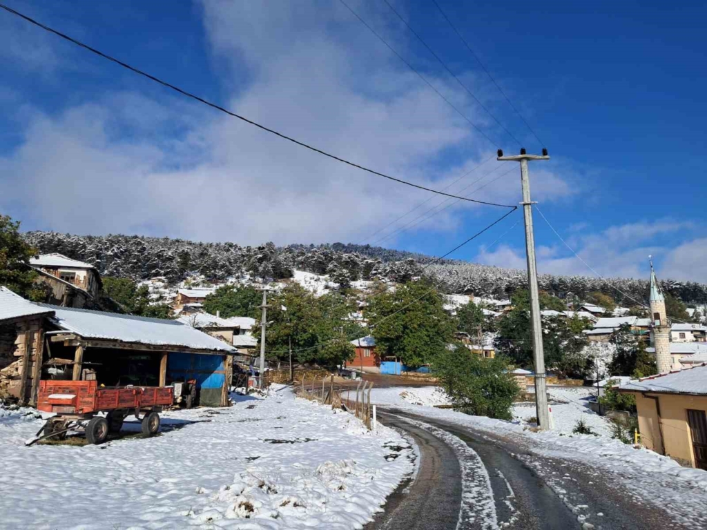Eskişehir’in yüksek kesimlerine kar yağdı