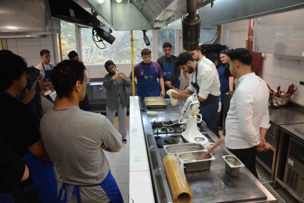 Gastronomi Kulübünden uygulamalı pizza atölyesi