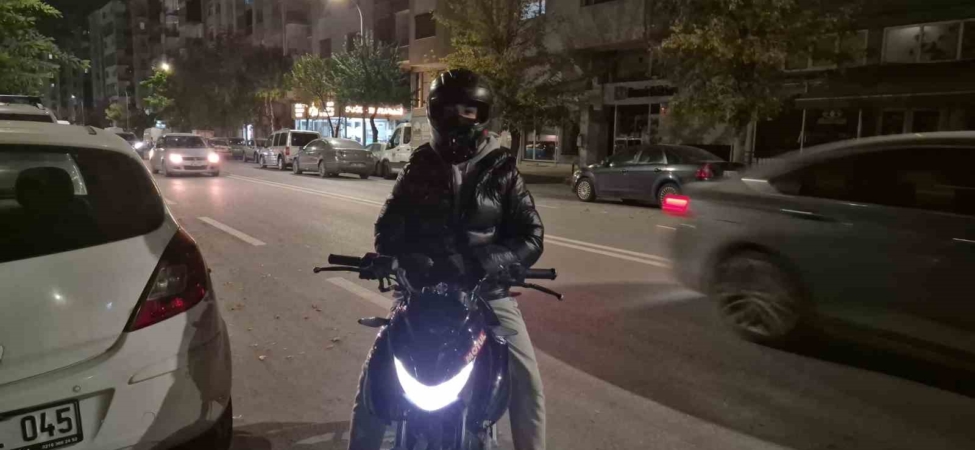 Kadın sürücü trafikte tartıştığı motosikletlinin üzerine yürüdü