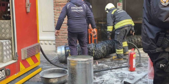 Eskişehir’de çiğ börek dükkânındaki yangın söndürüldü, 2 çalışan dumandan etkilendi