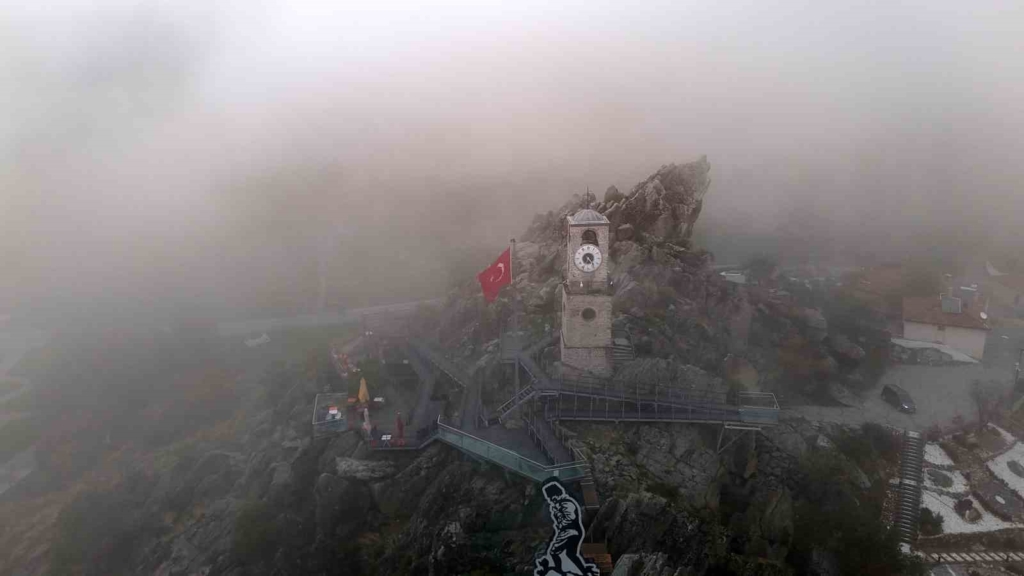 Sivrihisar’da etkili olan sis dağları kapladı