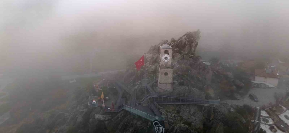 Sivrihisar’da etkili olan sis dağları kapladı