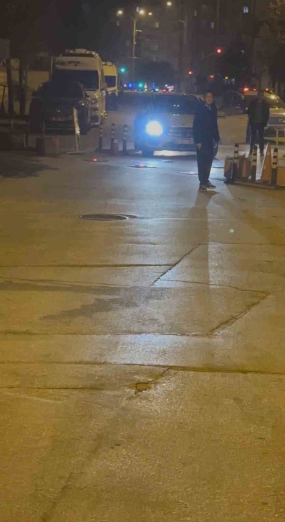 Kadın sürücü trafikte tartıştığı motosikletlinin üzerine yürüdü