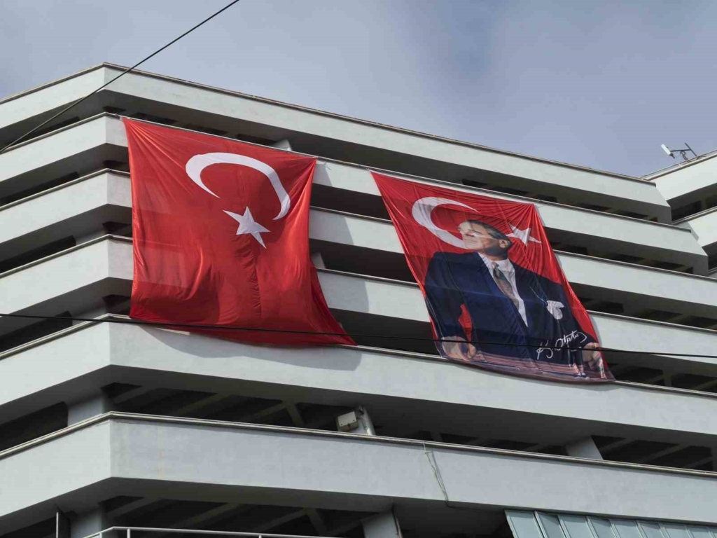 29 Ekim öncesi binalar dev Türk bayraklarıyla donatıldı