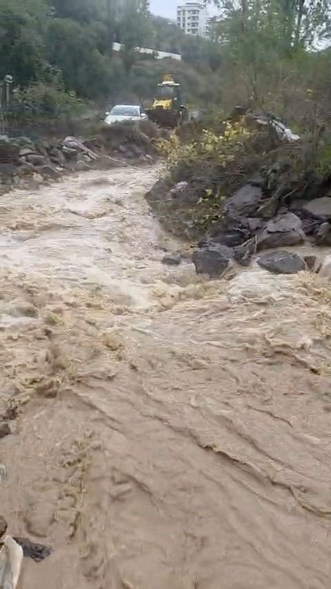 Mudanya’da taşkın riskine karşı Karanlık Dere’de çalışma